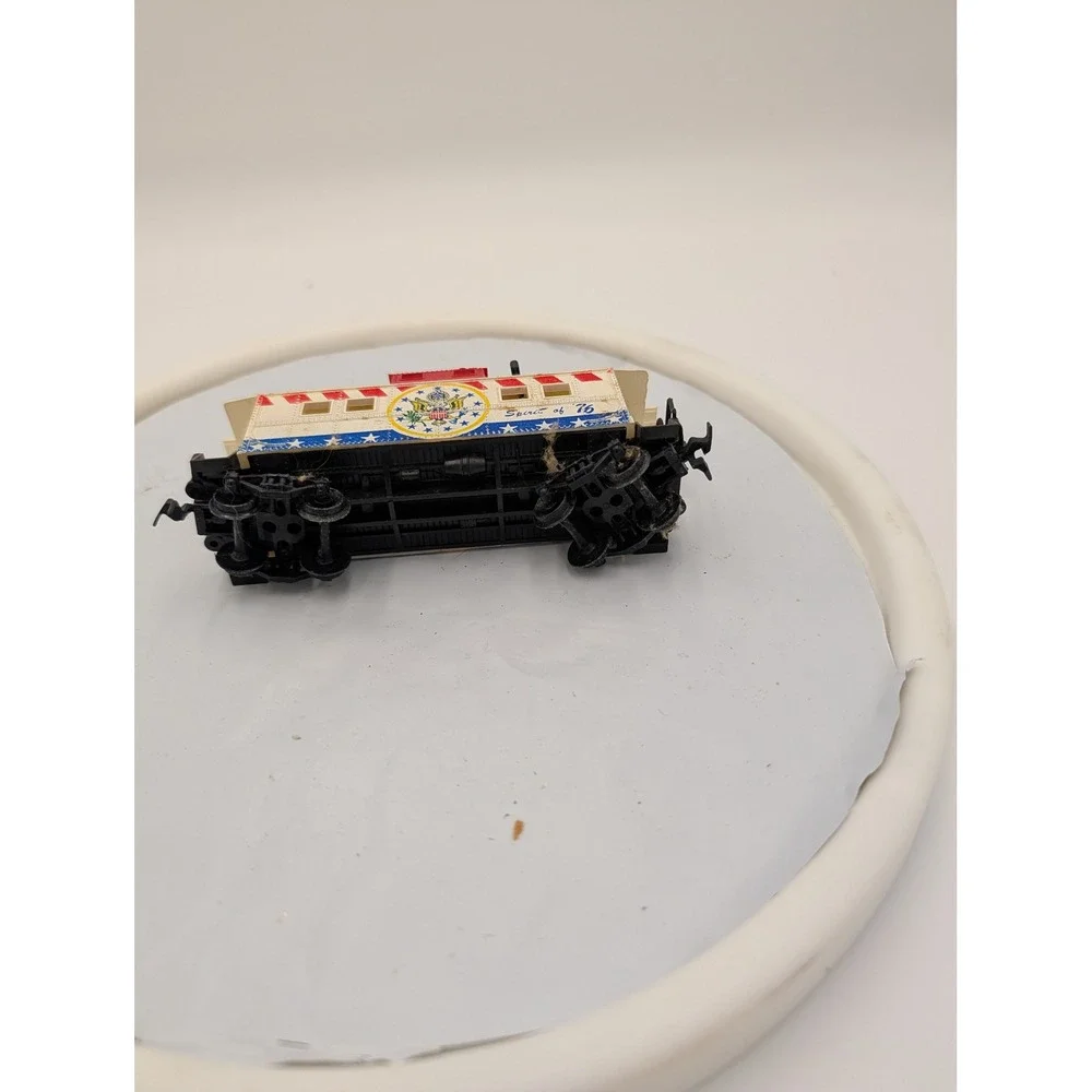 HO Scale Spirit of 76 Bicentennial Caboose Model Train Car Red White Blue‎